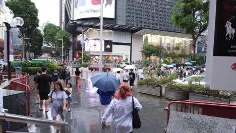 People-crossing-traffic-lights-on-Orchard-road,-Singapore