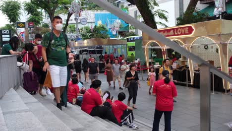 Käufer,-Die-In-Singapur-Nach-Schnäppchen-Und-Last-Minute-Angeboten-Suchen