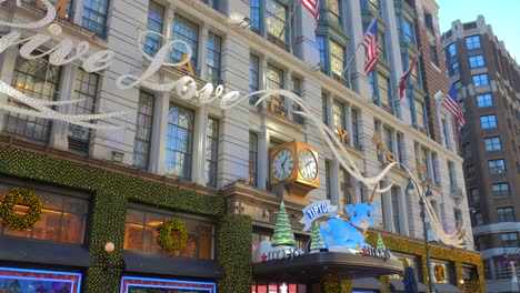 Toma-En-ángulo-Bajo-De-La-Fachada-Exterior-De-Macy-Shop-Bellamente-Decorada-Para-Navidad-En-Manhattan,-Nueva-York,-Estados-Unidos-Durante-El-Día