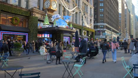 Multitud-De-Personas-En-La-Entrada-De-Los-Grandes-Almacenes-Macy&#39;s-En-Herald-Square