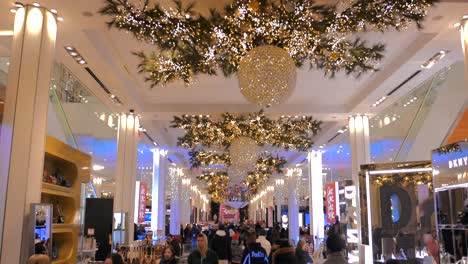 Elegante-Decoración-Interior-Navideña-Con-Compradores-Ocupados-En-Los-Grandes-Almacenes-Macy&#39;s-En-Manhattan,-Nueva-York,-Ee.uu.