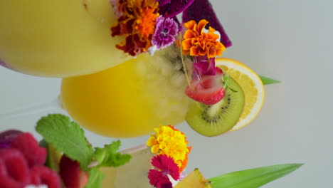 Cocktails-Verschiedener-Geschmacksrichtungen,-Dekoriert-Mit-Essbaren-Blumen-Und-Früchten-Auf-Weißem-Hintergrund