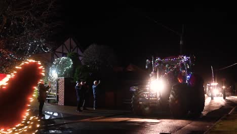 Papá-Noel-En-El-Trineo-Dentro-De-La-Carrera-Del-Tractor-De-Esperanza-Festiva,-Horseman&#39;s-Green,-Whitchurch,-Reino-Unido