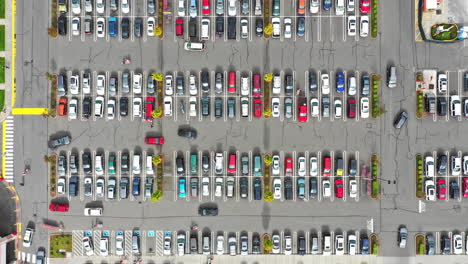 Estacionamiento-De-Automóviles,-Estacionamiento-Al-Aire-Libre-O-Estacionamiento-De-Supermercado-Lleno-De-Gente-En-Los-Suburbios-De-Estados-Unidos,-Vista-Aérea-Desde-El-Dron