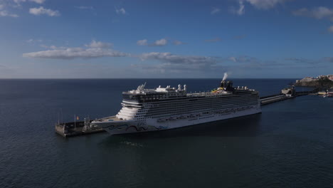 Fantástica-Toma-Aérea-Circular-De-Un-Crucero-Atracado-En-El-Puerto-De-Funchal-En-La-Isla-De-Madeira-En-Un-Día-Soleado