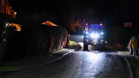 ¿Estás-Listo-Para-Las-Luces-De-Navidad,-Carrera-De-Tractor-De-Esperanza-Festiva,-Horseman&#39;s-Green,-Whitchurch,-Reino-Unido