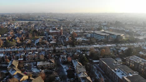 Toma-Lenta-De-Un-Dron-De-Una-Urbanización-En-La-Ciudad-De-Oxford-En-Una-Mañana-Fría-Y-Helada