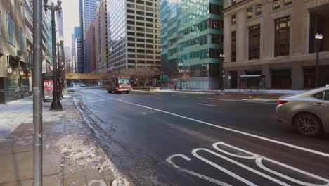 Chicago,-Il-Usa--25-De-Diciembre-De-2022:-Imágenes-De-Gran-Angular-De-Un-Camión-De-Bomberos-Rojo-Que-Acelera-Por-La-Calle-De-Chicago-Después-De-Que-Pasó-La-Tormenta-De-Invierno-Para-Ayudar-En-Una-Emergencia