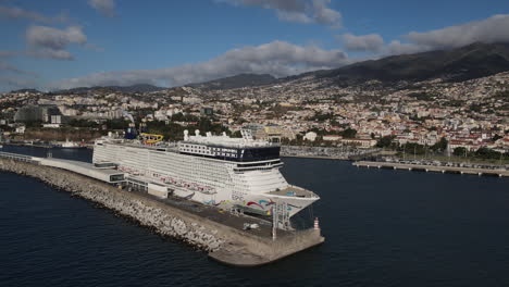 Toma-Aérea-De-Medio-Círculo-De-Un-Crucero-Atracado-En-El-Puerto-De-Funchal-En-La-Isla-De-Madeira-En-Un-Día-Soleado