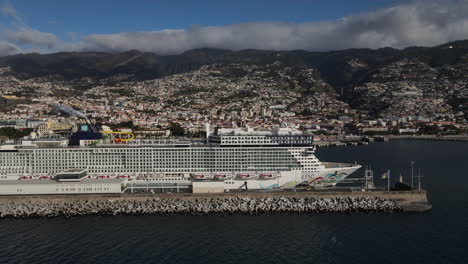 Toma-Aérea-Desde-El-Costado-De-Un-Crucero-Atracado-En-El-Puerto-De-Funchal-En-La-Isla-De-Madeira-En-Un-Día-Soleado