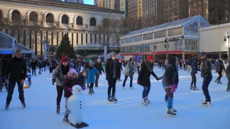 Toma-En-Cámara-Lenta-De-Personas-Patinando-Sobre-Hielo-En-El-Parque-Bryant-De-La-Ciudad-De-Nueva-York