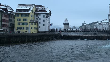 Lucerna,-Suiza--18-De-Diciembre-De-2022:-Río-Reuss-Con-Presa-De-Agujas-Y-Gente-Caminando-En-El-Puente-Spreuer