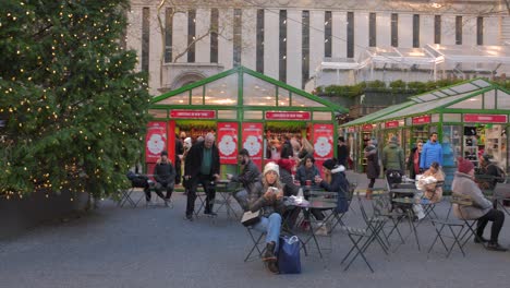 Comedor-Al-Aire-Libre-En-El-Pueblo-De-Invierno-De-Bryant-Park-Durante-La-Temporada-Navideña-En-La-Ciudad-De-Nueva-York,-Ee.uu.