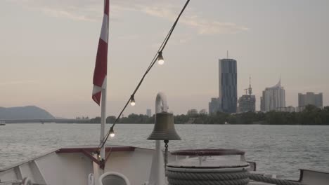 La-Bandera-Austriaca-Ondea-En-El-Viento-En-Un-Crucero-Por-El-Danubio-En-Viena-Con-La-Torre-DC-En-Segundo-Plano.