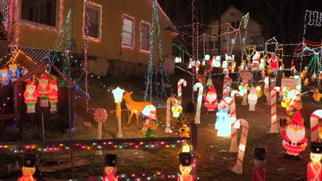 Impresionantes-Luces-Navideñas-Y-Adornos-Navideños-Por-La-Noche-Fuera-De-Una-Casa-En-Los-EE.UU.