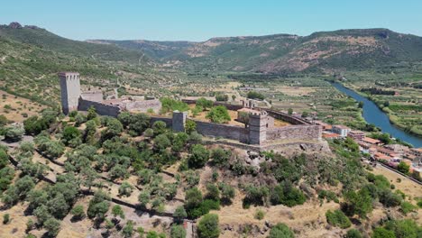 Castillo-De-Serravalle-En-La-Cima-De-Una-Colina-En-Bosa,-Cerdeña,-Italia---Círculos-Aéreos-De-4k