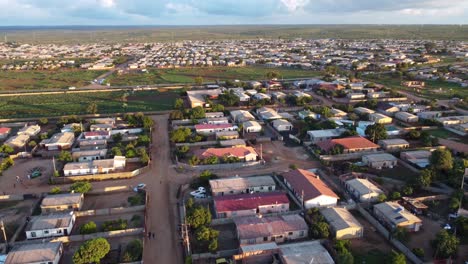 Drohnenvideo-Der-Vorstadtgemeinde-Emganwini-Mit-Hoher-Dichte-In-Bulawayo,-Simbabwe