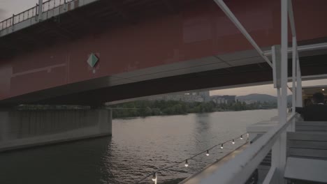 El-Barco-Del-Danubio-Pasa-Por-Debajo-De-Un-Puente-Hacia-La-Torre-Del-Milenio