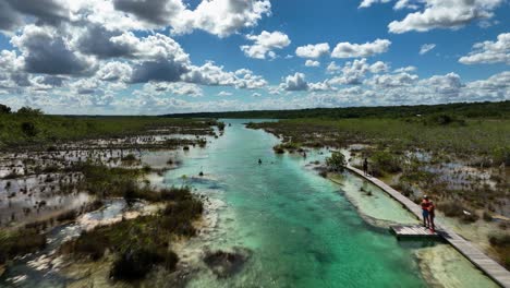 Luftaufnahme-über-Menschen,-Die-Schwimmen-Und-Den-Tag-An-Den-Stromschnellen-Von-Bacalar-Im-Sonnigen-Mexiko-Genießen