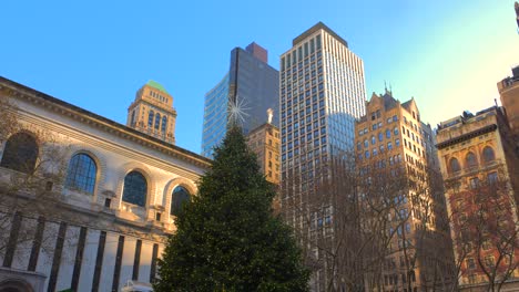 Gente-Abarrotada-Cerca-Del-árbol-De-Navidad-En-Bryant-Park-En-La-Ciudad-De-Nueva-York,-Estados-Unidos