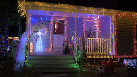 Ein-Haus-Mit-Hölzerner-Veranda,-Die-Mit-Schillernden-Weihnachtslichtern-Geschmückt-Ist