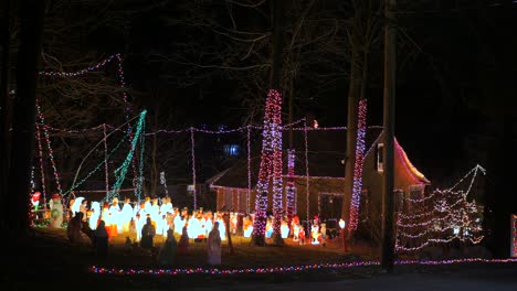 Hermosa-Y-Brillante-Decoración-De-Luces-Navideñas-Con-Escena-De-La-Natividad-En-Un-Pueblo-Tranquilo-En-América