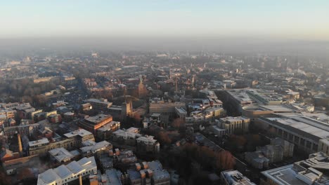 Filmische-Drohnenaufnahme-Von-Oxford-City-An-Einem-Kalten,-Frostigen-Morgen