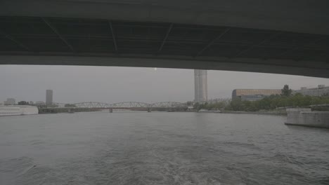 Cruceros-En-Barco-Por-El-Danubio-Debajo-De-Un-Puente-En-Viena-Por-La-Noche