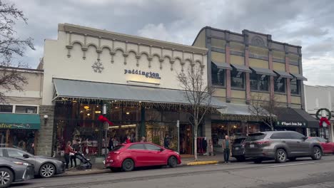 Escaparate-De-La-Tienda-De-Regalos-De-La-Estación-De-Paddington-En-Un-Día-Nublado-En-Ashland,-Oregon