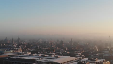 Tiro-De-Dron-En-Aumento-De-La-Ciudad-De-Oxford-En-Una-Mañana-Helada