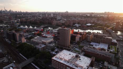 Vista-Aérea-Alrededor-Del-Edificio-Más-Alto-Del-Bronx,-El-Edificio-425-Grand-Concourse,-Tarde-Soleada-En-Nueva-York---órbita,-Tiro-Con-Drones