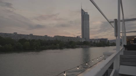 Cruceros-En-Barco-Por-El-Danubio-Hacia-La-Torre-Del-Milenio-Al-Atardecer