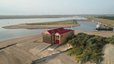 Pullback-Drohnenaufnahme-Des-Alten-Rettungsboothauses-Am-Sandstrand-Wells-next-the-Sea-North-Norfolk-UK-East-Coast