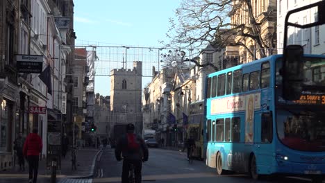 Busse-Fahren-Entlang-Der-Hoch-In-Oxford-City,-Oxfordshire,-Uk