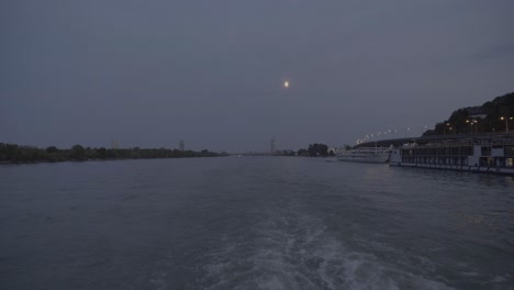 Donaukreuzfahrtschiff-Verlässt-Wien-Nachts