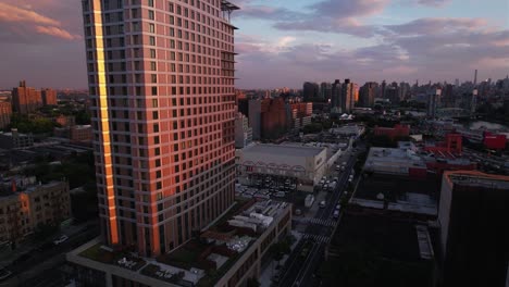 Vista-Aérea-Dando-Vueltas-Alrededor-Del-Edificio-425-Grand-Concourse,-Puesta-De-Sol-En-Bronx,-Ny