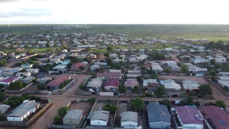 Drohnenvideo-Der-Vorstadtgemeinde-Emganwini-Mit-Hoher-Dichte-In-Bulawayo,-Simbabwe