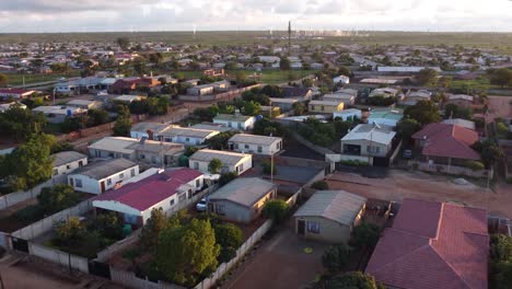 Video-De-Drones-Del-Municipio-Suburbano-De-Alta-Densidad-De-Emganwini-En-Bulawayo,-Zimbabwe