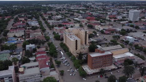 Condujo-Un-Video-Del-Centro-De-La-Ciudad-En-Bulawayo,-Zimbabwe