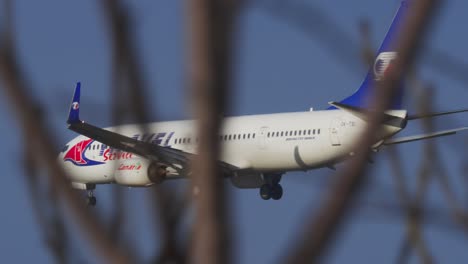 Un-Avión-De-Transporte-Vuela-Para-Aterrizar