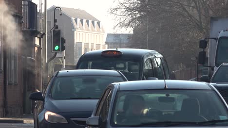 Verkehr-Entlang-Der-Stark-Befahrenen-Straße-Iffley-In-Oxford-City,-Oxfordshire,-Vereinigtes-Königreich