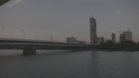 Donauschiff-Fährt-In-Richtung-Dc-tower