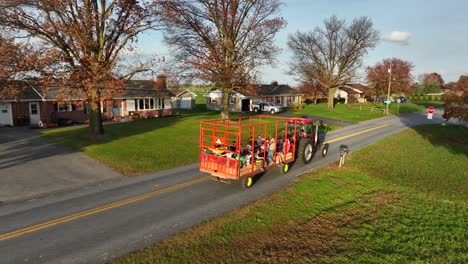 Hayride-En-Tractor-Y-Vagón-Con-Niños-Pequeños.