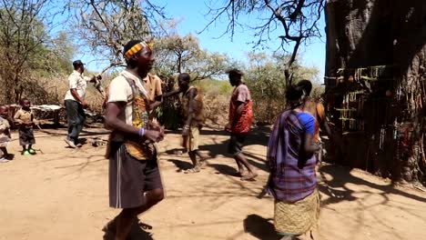 Plano-General-De-La-Tribu-Hadzabe-Bailando-Una-Danza-Tradicional-Con-Ropa-De-Piel-Animal