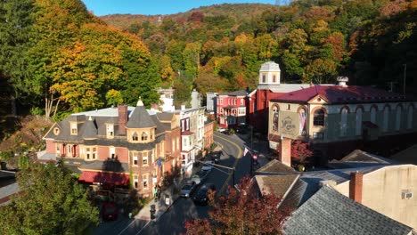 Histórico-Museo-Mauch-Chunk-Y-Centro-Cultural-Y-Teatro-En-Jim-Thorpe-Durante-La-Toma-Aérea-De-Otoño