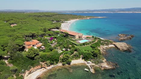 Luxusstrandhotelresort-Am-Strand-Von-Cala-Spinosa,-Sardinien,-Italien---4k-Antenne