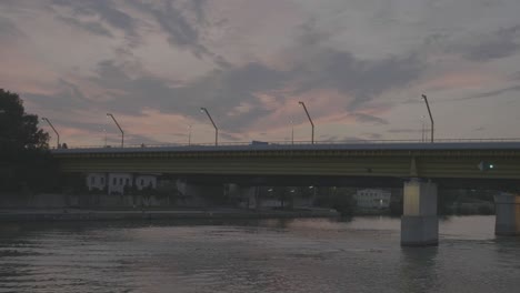 Schifffahrt-Entlang-Der-Donau-In-Wien-Am-Abend