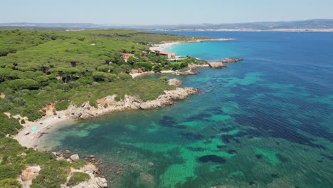 Pequeñas-Calas-Y-Complejo-Hotelero-De-Lujo-En-La-Playa-De-Cala-Spinosa,-Cerdeña,-Italia---Antena-4k