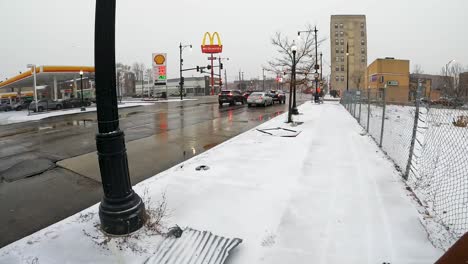 Sicht-Einer-Person,-Die-Während-Eines-Schneesturms-Bei-Minusgraden-Durch-Die-Stadt-Chicago-Geht