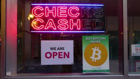 Chicago,-Il-Usa--25-De-Diciembre-De-2022:-Imágenes-De-Video-De-Una-Señalización-Con-El-Logotipo-De-Bitcoin-En-Una-Ventana-De-Un-Cambio-De-Moneda-Local-Ubicado-En-Chicago